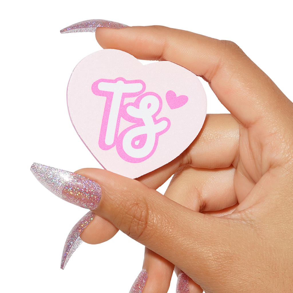 Tres She nail buffer in heart shape included in application kit